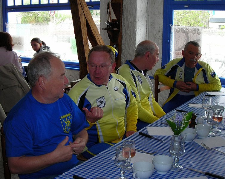 2011-04-14 11 Herve arbore fierement notre nouveau t-shirt.JPG